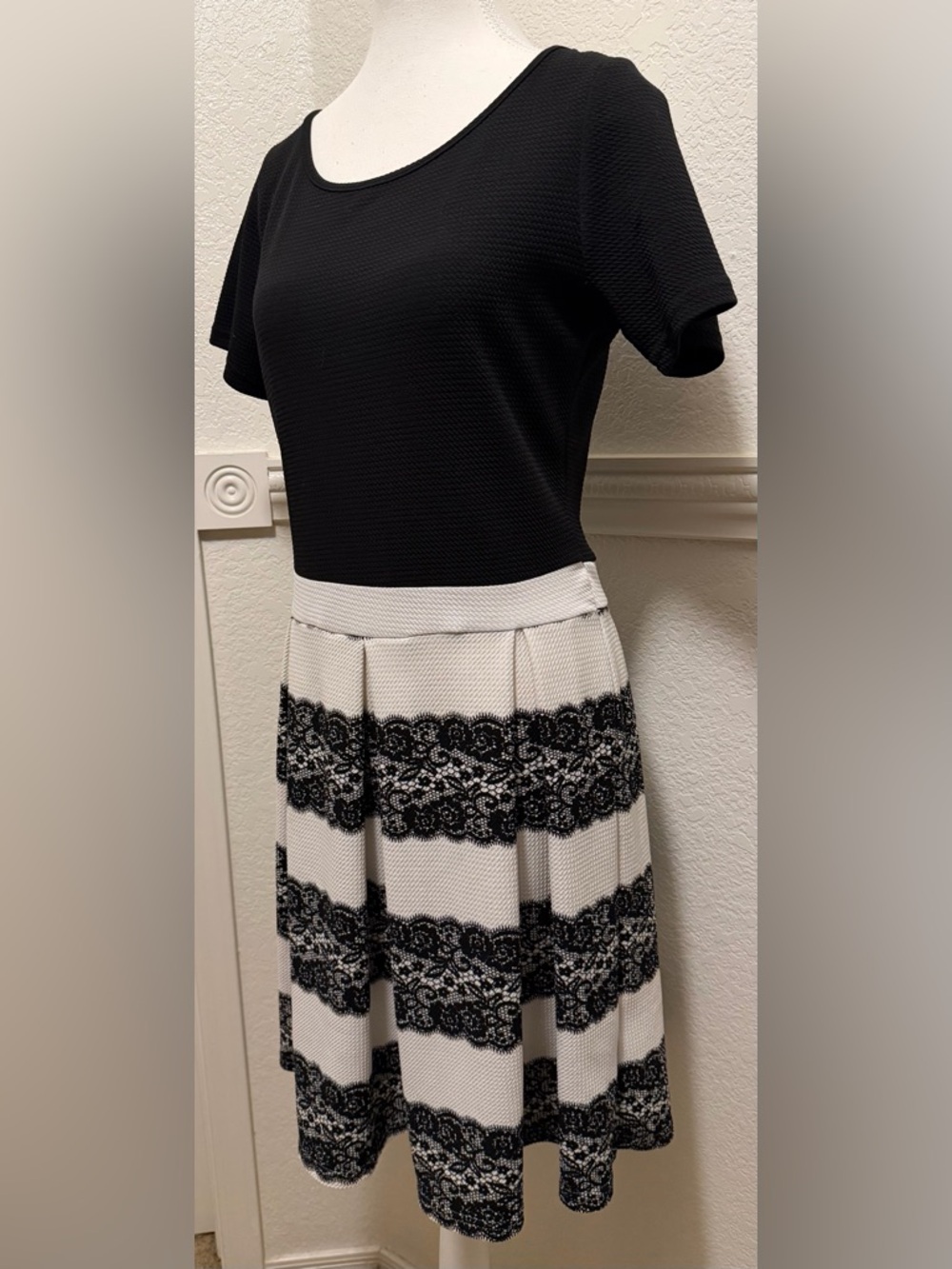 Christian Siriano Black & White Textured Fit & Flare Dress – Lace Detail Skirt 🖤 - Picture 5 of 8